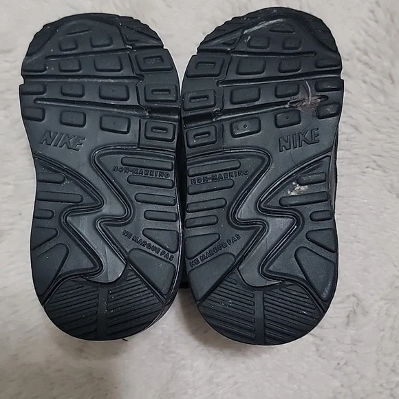 Little kids Nike sneakers, size 5C Black used - Picture 2 of 4